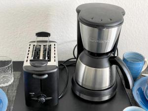 Příslušenství pro přípravu čaje a kávy v ubytování Gemütliches Apartment, Seenähe, WM, WLAN, Balkon