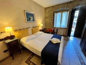 een slaapkamer met een groot bed in een kamer bij Agriturismo Edoardo Patrone in Domodossola