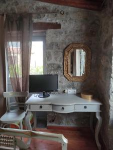 Телевизор и/или развлекательный центр в Angeliki Stone House - Ολόκληρο διαμέρισμα - 55m²