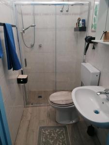 ヴルカーノにあるCasa Gambale al Portoのバスルーム(シャワー、トイレ、シンク付)