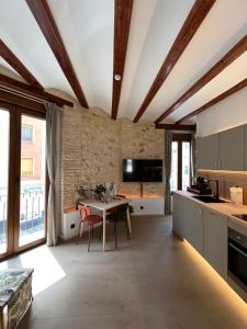 a kitchen with a table and chairs in a room at Apartments & Boutique Meraki in Ontinyent