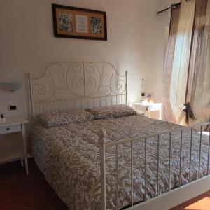 a bedroom with a bed with a white bedspread at Al Vicoletto in Fabrica di Roma