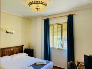 Łóżko lub łóżka w pokoju w obiekcie Hotel Torre San Juan