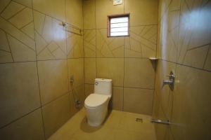 een badkamer met een toilet en een raam bij Highrange Villas in Vagamon
