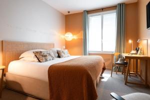 Postel nebo postele na pokoji v ubytování Hôtel Boutique Cézanne centre Aix-en-Provence