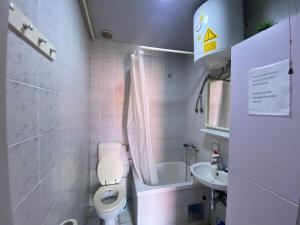 un piccolo bagno con un water e un lavandino di SAGR ROOMS shared toilet and kitchen a Sarajevo