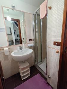 W łazience znajduje się umywalka i prysznic. w obiekcie Antiche Mura Apartments "Nel Cuore della Puglia"bivani, cucina, terrazzo w mieście Turi