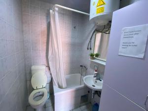 Koupelna v ubytování SAGR ROOMS shared toilet and kitchen