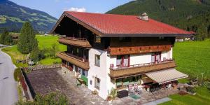 een luchtzicht op een huis met een rood dak bij Haus Gartner 4-5 pers appartement in Sulzau