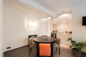 una cucina e una sala da pranzo con tavolo e sedie di The Loft a Bruxelles