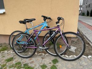 dos bicicletas están estacionadas al lado de un edificio en Dream apartment en Bratislava