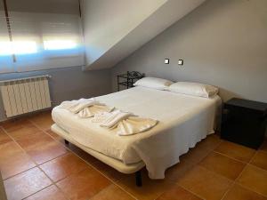 Pelayos de la Presa的住宿－Casa rural Las Vegas，一间卧室配有带毛巾的床
