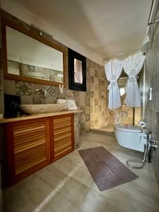 Ett badrum på Golden moments Luxury Stone Villas A