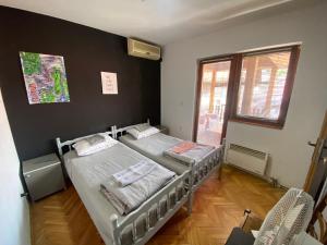 2 letti in una camera con 2 finestre di SAGR ROOMS shared toilet and kitchen a Sarajevo