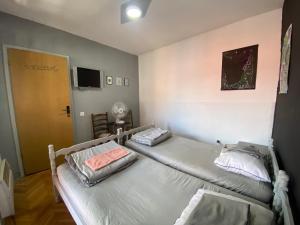 Letto o letti in una camera di SAGR ROOMS shared toilet and kitchen