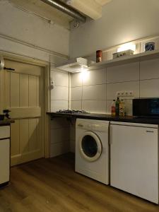 a kitchen with a washing machine in a room at Voorhuis 2 personen - De Kruidenhoeve in het Reestdal - in Balkbrug +8 photos