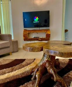 Μια τηλεόραση ή/και κέντρο ψυχαγωγίας στο Kwetu Haven Homes +8 φωτογραφίες