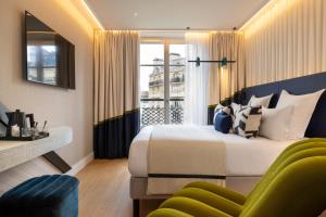 巴黎的住宿－Hôtel Raspail Montparnasse，酒店客房设有床和窗户。