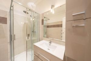 Et badeværelse på Cannes 3 BR 3 bath close to Palais & Croisette by Olam Properties + 38 billeder