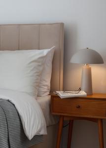 Ein Bett oder Betten in einem Zimmer der Unterkunft oompH Berlin 3BR Apt with Light Tones and Artwork