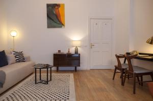Ein Sitzbereich in der Unterkunft oompH Berlin 3BR Apt with Light Tones and Artwork