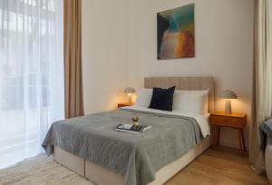Ein Bett oder Betten in einem Zimmer der Unterkunft oompH Berlin 3BR Apt with Light Tones and Artwork
