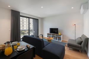 Μια τηλεόραση ή/και κέντρο ψυχαγωγίας στο Golden City by An Island Apart