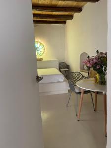 Postel nebo postele na pokoji v ubytování Hydria Guest House Art Gallery Dimora d artista con terrazza e vasca idromassaggio nel cuore del borgo antico Artists Home with terrace and jacuzzi in the heart of the old town