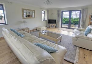 sala de estar con sofá y mesa en Holly Cottage, en Seaton