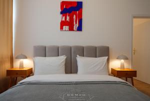 Ein Bett oder Betten in einem Zimmer der Unterkunft oompH Berlin 3BR Apt with Light Tones and Artwork