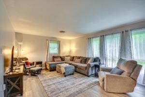 Un lugar para sentarse en Updated High Point Retreat with Pool and Backyard