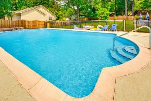 La alberca dentro o cerca de Updated High Point Retreat with Pool and Backyard