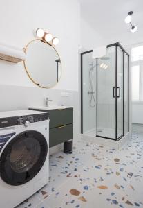 Galeriebild der Unterkunft oompH Berlin 3BR Apt with Light Tones and Artwork in Berlin