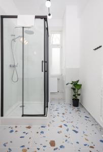 Ein Badezimmer in der Unterkunft oompH Berlin 3BR Apt with Light Tones and Artwork