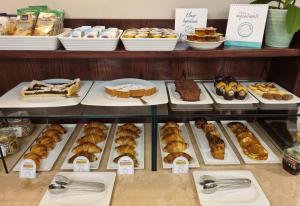 a display case filled with lots of different pastries at Hotel Hannover in Grado