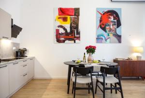 Küche/Küchenzeile in der Unterkunft oompH Berlin 3BR Apt with Light Tones and Artwork