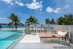 una vista sulla piscina e sull'oceano da una villa di WEG Elite Beachfront a Phuket