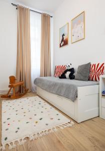 Ein Sitzbereich in der Unterkunft oompH Berlin 3BR Apt with Light Tones and Artwork