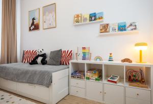 ein Kinderzimmer mit einem Bett und einem Bücherregal in der Unterkunft oompH Berlin 3BR Apt with Light Tones and Artwork in Berlin