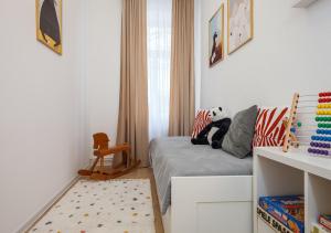 Galeriebild der Unterkunft oompH Berlin 3BR Apt with Light Tones and Artwork in Berlin