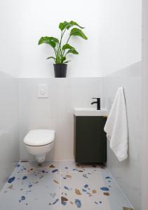 Ein Badezimmer in der Unterkunft oompH Berlin 3BR Apt with Light Tones and Artwork