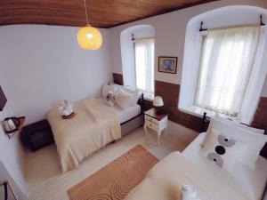 a bedroom with two beds and a couch at Kidoni Macaron Guesthouse in Ayvalık
