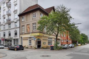漢堡的住宿－Wunderschöne 3 Zimmer Wohnung，街道上的建筑物,前面有车辆停放