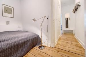 um quarto com uma cama e um candeeiro de chão em Wunderschöne 3 Zimmer Wohnung em Hamburgo