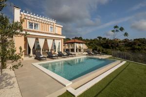 una piscina davanti a una casa di Villa Gospoja a Ražanj