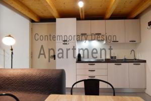 cocina con mesa y barra en una habitación en Contemporary Design Loft & Apartment Padova en Padua