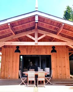 un pabellón de madera con mesa y sillas en Maison Familiale Andernos les Bains, en Andernos-les-Bains