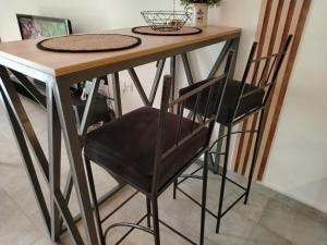 uma mesa com duas cadeiras e uma mesa com uma mesa em Maximilian apartman em Smederevo
