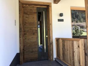 - une porte en bois dans une chambre avec fenêtre dans l'établissement Farmhouse in Schwendau with Ski Storage, à Hippach