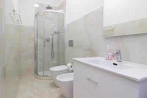 a bathroom with a shower and a sink and a toilet at B&B Corso Italia in Pisa